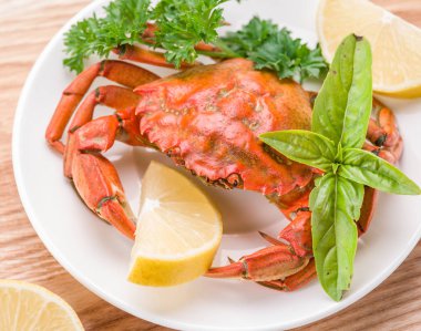 Deniz ürünleri tabağı, limonlu ve otlu yengeç..