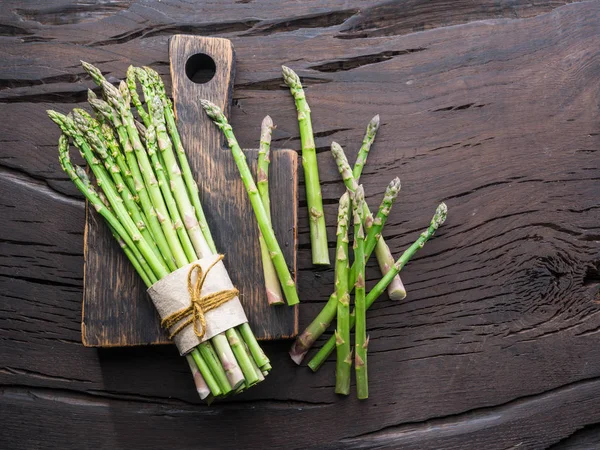 Germogli Asparagi Giovani Verdi Sul Tavolo Legno Vista Dall Alto — Foto Stock