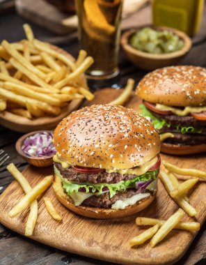 Tahta tepside hamburger ve patates kızartması..