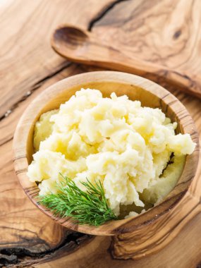 Servis tepsi ahşap kase patates püresi.