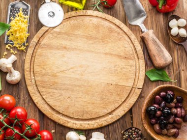 Mantarlı pizza, salam ve domates. Üst görünüm.