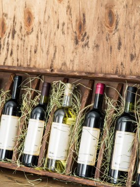 Ahşap raf şarap şişeleri.
