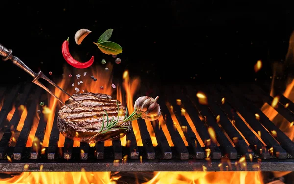 Beefsteak Con Especias Vuelan Sobre Fuego Barbacoa Parrilla Llameante — Foto de Stock