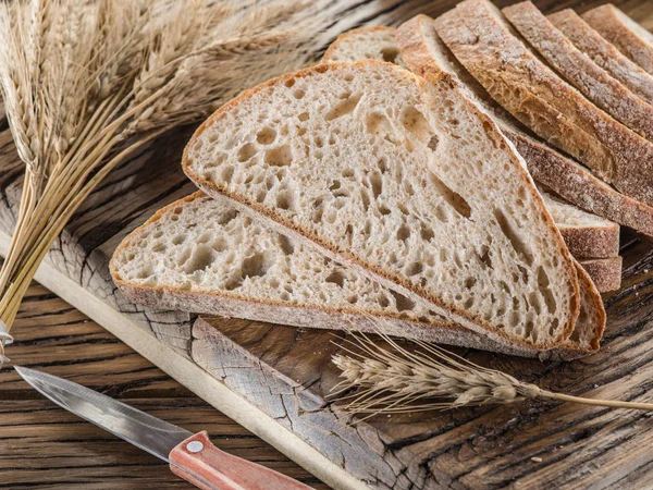 Zwart Brood Gesneden Oude Houten Plank — Stockfoto