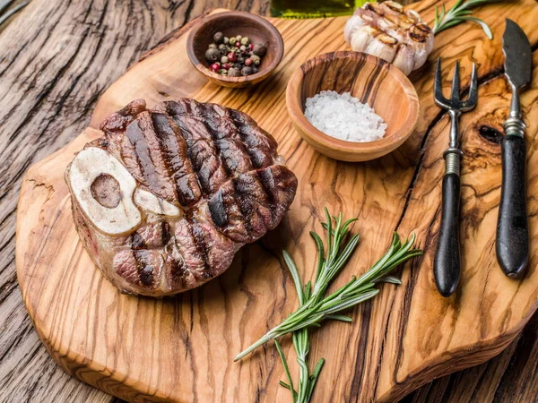 Hovězí Steaky Kořením Dřevěný Tác — Stock fotografie