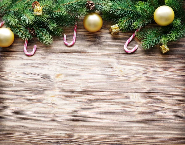 Vánoční Dekorace Kožešinami Ozdoby Staré Dřevo — Stock fotografie