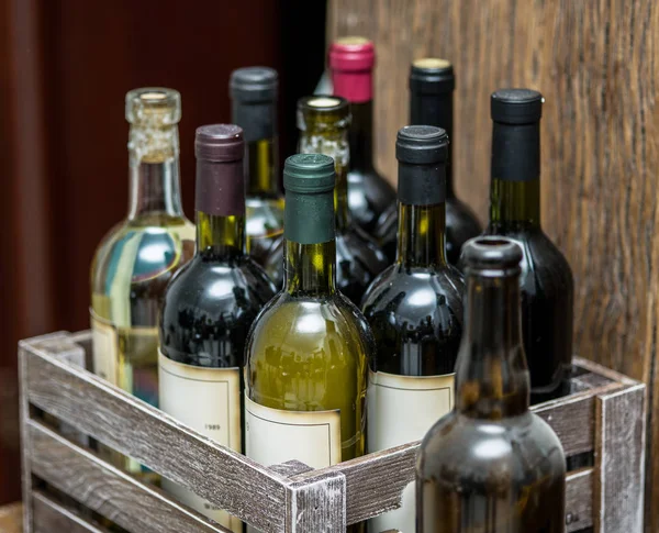 Viejas Botellas Vino Una Caja Madera — Foto de Stock