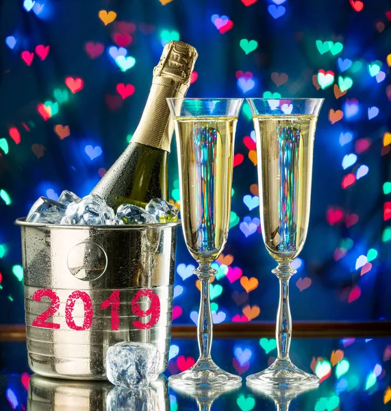 Şampanya Şampanya Şişe Buz Üzerinde Bardak Renkli Parlak Bokeh Arka — Stok fotoğraf