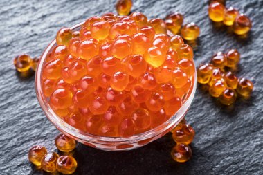 Kase Gri grafit arka plan üzerinde kırmızı havyar. Makro resim.