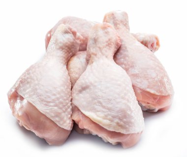 Beyaz arka planda izole edilmiş çiğ tavuk bacakları.