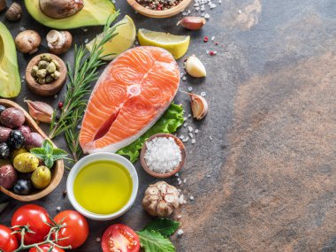 Çiğ somon baharatlar ve sebzeler grafit gemide. Üstten görünüm.