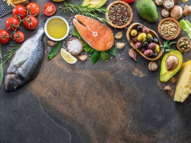 Baharatlar ve sebzeler grafit Yönetim Kurulu ile ham dorado balık ve somon steak. Üstten görünüm.