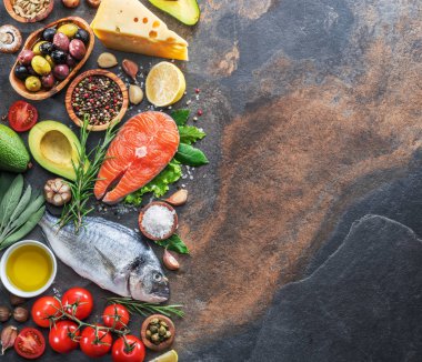 Baharatlar ve sebzeler grafit Yönetim Kurulu ile ham dorado balık ve somon steak. Üstten görünüm.