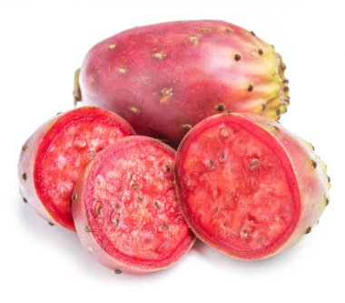 Opuntia meyve ya da inciri meyve beyaz arka plan üzerinde. Yakın çekim.