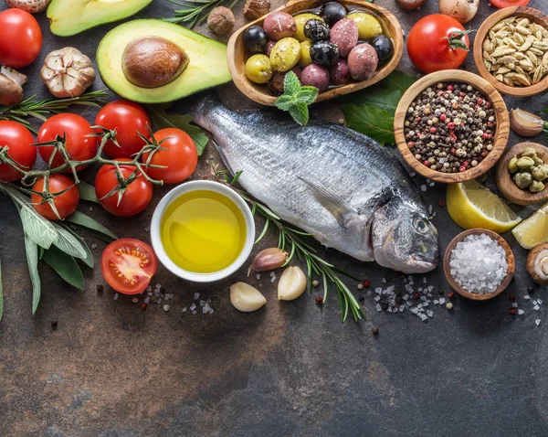 Roher Dorado Fisch Mit Gewürzen Und Gemüse Auf Dem Graphitbrett — Stockfoto