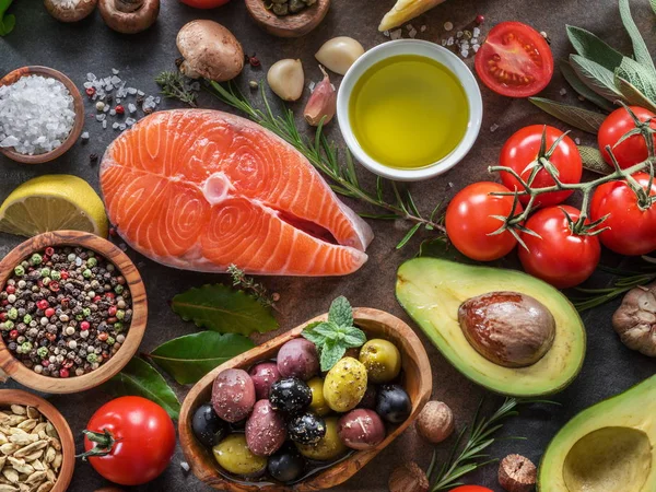 Rauwe Zalm Met Kruiden Groenten Het Bord Grafiet Bovenaanzicht — Stockfoto