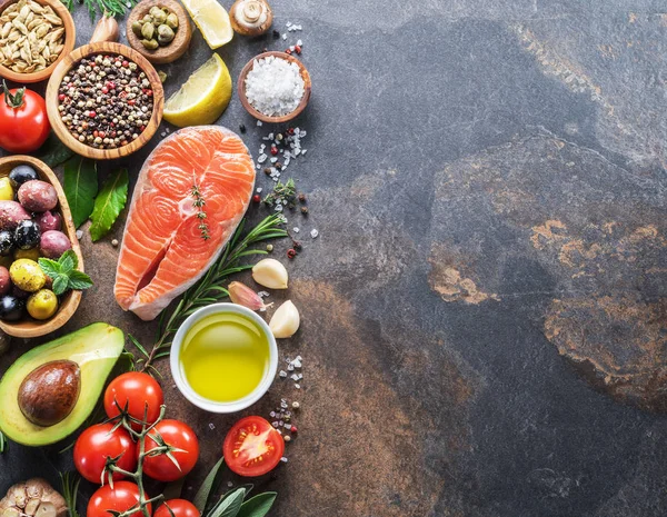 Salmón Crudo Con Especias Verduras Tablero Grafito Vista Superior — Foto de Stock