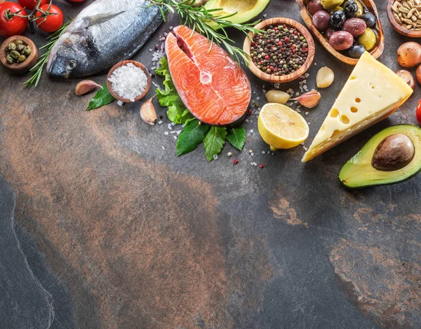 Roher Dorado Fisch Und Lachssteak Mit Gewürzen Und Gemüse Auf — Stockfoto