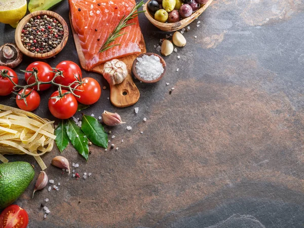 Roher Lachs Mit Gewürzen Und Gemüse Auf Dem Graphitbrett Ansicht — Stockfoto