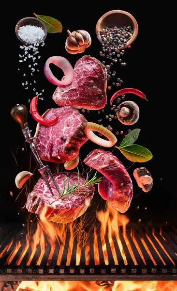 Steki Surowej Wołowiny Warzywami Przyprawami Latać Nad Płonący Ogień Barbecue — Zdjęcie stockowe