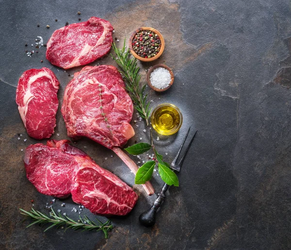Nyers Ribeye Steak Vagy Marha Steak Grafit Vágódeszka Gyógynövények Fűszerek — Stock Fotó