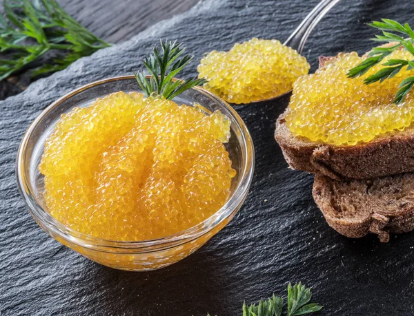 Caviar Lúcio Ovas Tigela Fundo Madeira — Fotografia de Stock