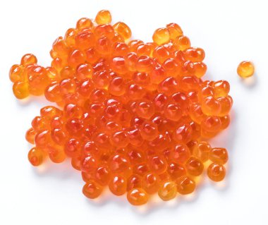 Beyaz zemin üzerine kırmızı havyar. Üstten görünüm. Makro resim.