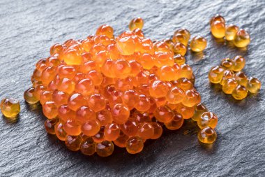 Gri grafit arka plan üzerinde kırmızı havyar. Üstten görünüm. Makro resim.