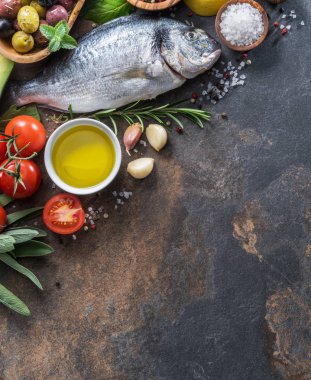 Baharatlar ve sebzeler grafit Yönetim Kurulu ile çiğ dorado balık. Üstten görünüm.