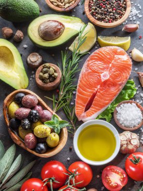 Çiğ somon baharatlar ve sebzeler grafit gemide. Üstten görünüm.