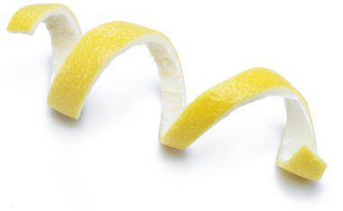 Limon kabuğu veya beyaz zemin üzerine limon twist. Yakın çekim.