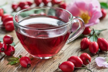 Rose-kalça ve Kuşburnu Çekirdeği Yağı ahşap masa üzerinde. Yakın çekim.