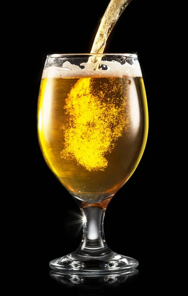 Pivo Odlévání Vyplňování Hrnek Pivem Bílém Pozadí — Stock fotografie