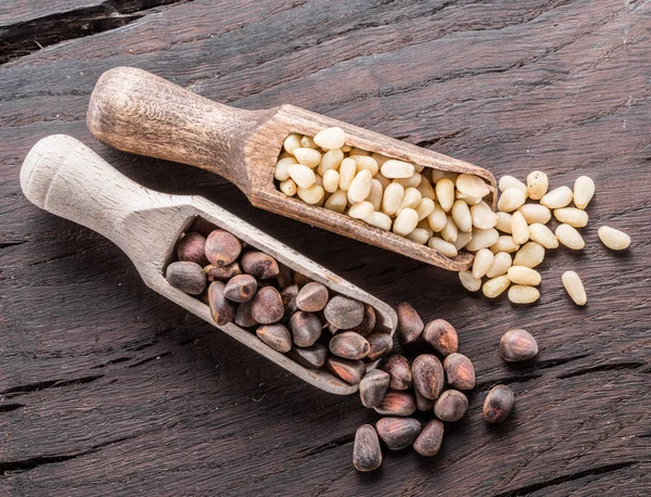 Noix Pin Dans Les Cuillères Bois Sur Fond Bois Aliments — Photo