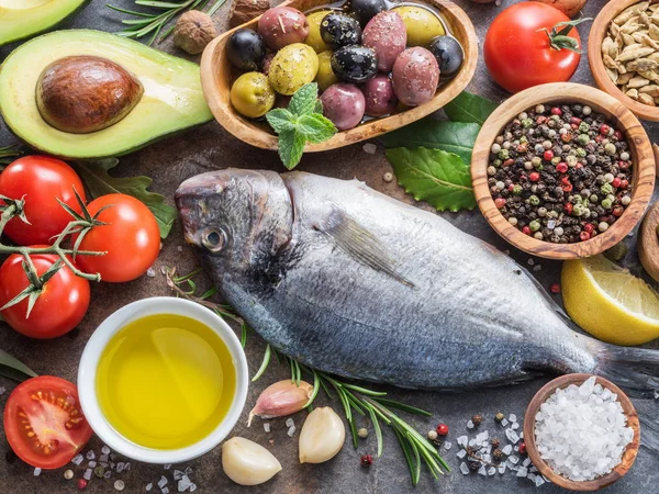 Rauwe Dorado Vis Met Kruiden Groenten Het Bord Grafiet Bovenaanzicht — Stockfoto