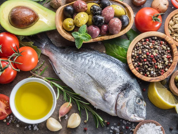 Roher Dorado Fisch Mit Gewürzen Und Gemüse Auf Dem Graphitbrett — Stockfoto