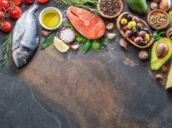 Baharatlar ve sebzeler grafit Yönetim Kurulu ile ham dorado balık ve somon steak. Üstten görünüm.