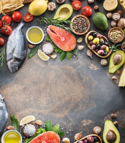 Pescado Dorado Crudo Filete Salmón Con Especias Verduras Tabla Grafito — Foto de Stock