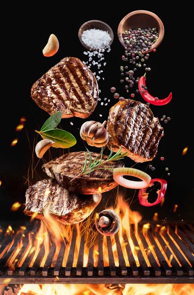 Grilované Hovězí Steaky Zeleninou Kořením Létat Nad Planoucím Ohněm Barbecue — Stock fotografie