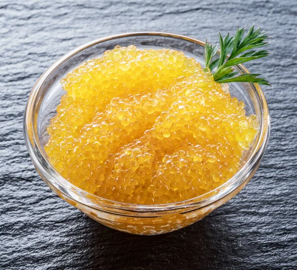 Pike havyar veya ahşap zemin üzerine kapta karaca.