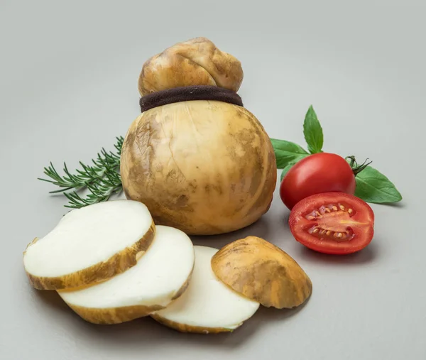 Tradiční Italský Scamorza Sýr Rajčaty Bylinkami Šedém Pozadí — Stock fotografie