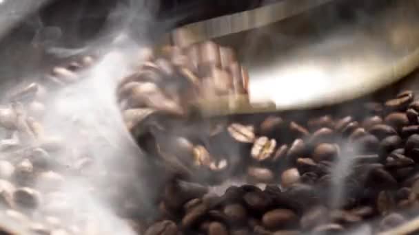 Chicchi Caffè Fragranti Sono Arrostiti Una Padella Fumo Proviene Dai — Video Stock