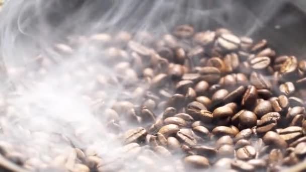 Grãos Café Perfumados São Assados Uma Frigideira Fumaça Vem Grãos — Vídeo de Stock