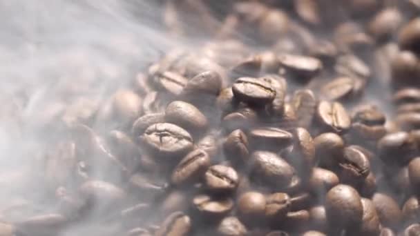 香り高いコーヒー豆はフライパンでローストされ 煙はコーヒー豆から来ています 全体の構成はカメラの周りをゆっくりとスクロールします — ストック動画