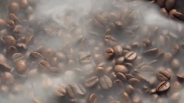 香喷喷的咖啡豆在煎锅里烘烤 烟从咖啡豆里冒出来 整个构图在照相机周围慢慢地滚动着 — 图库视频影像