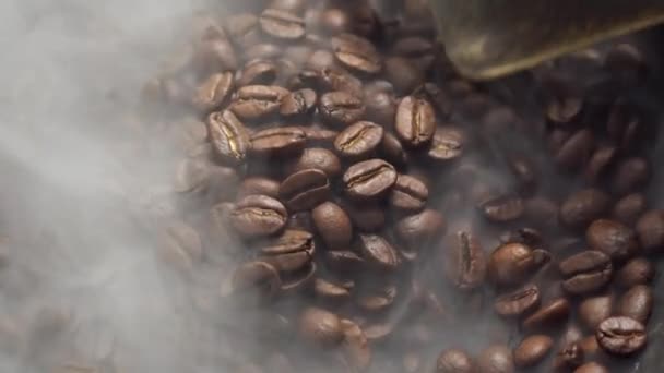 香喷喷的咖啡豆在煎锅里烘烤 烟从咖啡豆里冒出来 整个构图在照相机周围慢慢地滚动 搅拌咖啡豆 — 图库视频影像