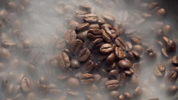 Pachnące Ziarna Kawy Pieczone Patelni Dym Pochodzi Ziaren Kawy Cała — Wideo stockowe
