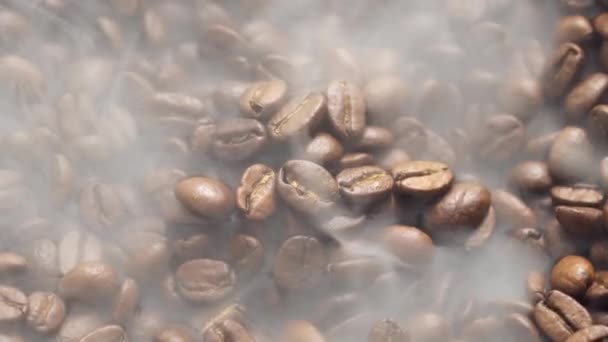 Kokulu Kahve Çekirdekleri Kızartma Tavasında Kızartılır Duman Kahve Çekirdeklerinden Gelir — Stok video