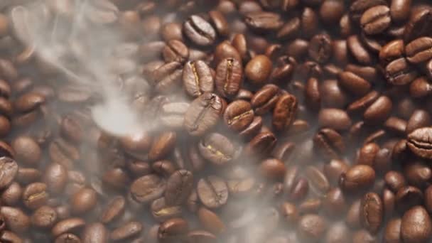 香喷喷的咖啡豆在煎锅里烘烤 烟从咖啡豆里冒出来 整个构图在照相机周围慢慢地滚动着 — 图库视频影像