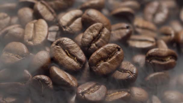 Duftende Kaffeebohnen Werden Der Pfanne Geröstet Rauch Kommt Aus Kaffeebohnen — Stockvideo